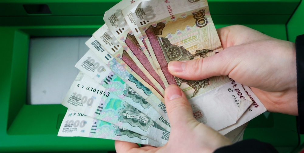 Sanksionet dhe lufta e dobesuan, rimekembet monedha ruse